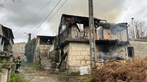 La primera planta de la vivienda de A Moimenta, en Cualedro, qued&oacute; completamente calcinada.