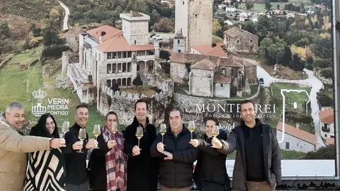 El presidente de la D.O. Monterrei, Jonat&aacute;s Garc&iacute;a, con el alcalde de Ver&iacute;n, Gerardo Seoane, brindando con turistas llegados de Ferrol, el pasado s&aacute;bado. | FOTO: Luis Cid.
