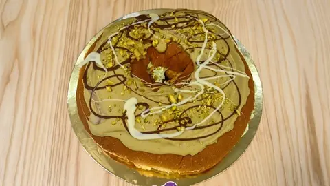 Rosc&oacute;n de Reyes recubierto de crema de pistacho, uno de los m&aacute;s demandados en Dona Bica. | FOTO: Noelia Caseiro.