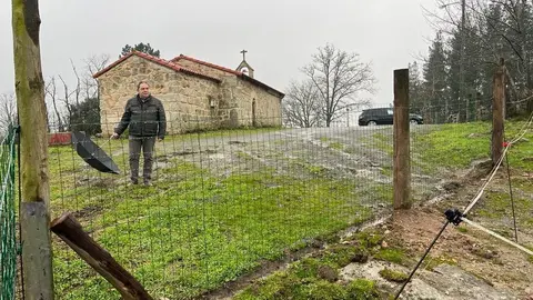 Gerardo Seoane, comprobando el vallado de una de las fincas pr&oacute;ximas a la capilla de San Ant&oacute;n.