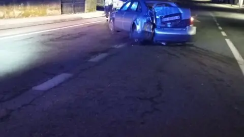 En veh&iacute;culo accidentado, en medio de la avenida Beato Sebasti&aacute;n Aparicio.