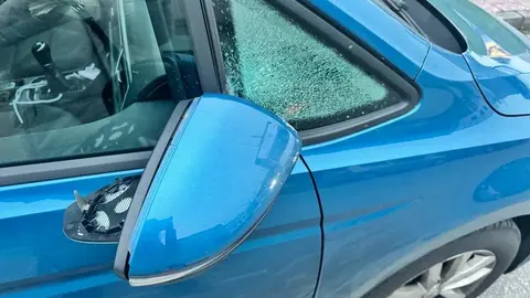 Da&ntilde;os en uno de los veh&iacute;culos afectados por las pedradas lanzadas desde el puente de Trasmiras.