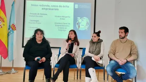 Los participantes de la mesa redonda en el acto del polo de emprendimiento en Ri&oacute;s. |   Eva Barrio.