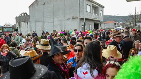 Centos de asistentes percorreron as adegas de O&iacute;mbra na procura de bo vi&ntilde;o, petiscos e doces. | FOTO: Noelia Caseiro.