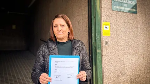 Eva P&eacute;rez Gamote, la alcaldesa de Vilardev&oacute;s, a la salida de la Junta Electoral de Zona. | FOTO: Anabel Garc&iacute;a Sim&oacute;n.