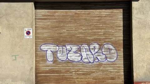 Los responsables de las pintadas en fachadas, a veces, se autodefinen. | FOTO: Noelia Caseiro.