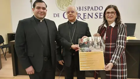 El p&aacute;rroco Freddy Jos&eacute; Marcano, el obispo Monse&ntilde;or Jos&eacute; Leonardo Lemos, y la alcaldesa, Ana Mar&iacute;a Villarino Pardo.