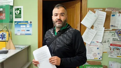 Juan Francisco Dap&iacute;a, uno de los integrantes de Pediatras en Ver&iacute;n Xa!, en dependencias municipales. | FOTO: Xos&eacute; Lois Colmenero.