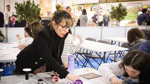 Esther G&oacute;mez, de Pato Joyeros, no obradoiro de elaboraci&oacute;n de pulseiras que ofreceron para a cativada. | FOTO: Anabel G. Sim&oacute;n.
