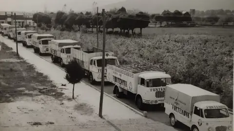 Fotos de camiones saliendo de la planta de envasado, en los mejores tiempos de Fontenova. | FOTO: Archivo familiar Reguil&oacute;n Francisco.