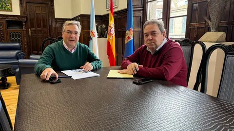 Luis Menor, presidente de la Deputaci&oacute;n de Ourense, con Gerardo Seoane, a la derecha de la imagen, en el Pazo Provincial.