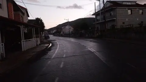 La avenida principal de O&iacute;mbra, sin alumbrado p&uacute;blico, poco despu&eacute;s de las 21:00 horas.
