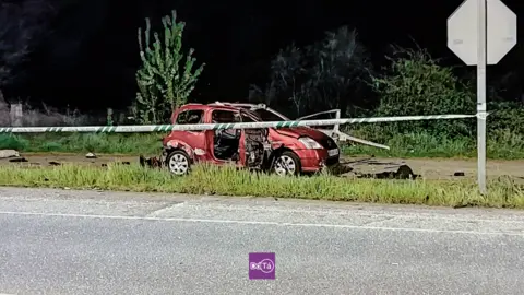 As&iacute; qued&oacute; el veh&iacute;culo tras la explosi&oacute;n registrada esta misma madrugada. | FOTO: Xos&eacute; Lois Colmenero.