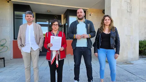 Los diputados provinciales socialistas, en O Carballi&ntilde;o, en donde registraron la moci&oacute;n. Estaba tambi&eacute;n presente la secretaria comarcal del PSdeG en Ver&iacute;n, Marina Vaz.