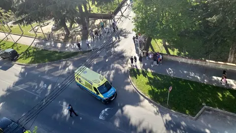Momento en el que la ambulancia abandona el lugar con la menor en su interior.