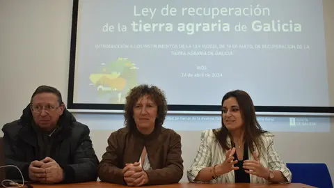 Luis Jorge &Aacute;lvarez Ferro -director territorial de Medio Rural en Ourense-, la alcaldesa Eva Barrio e In&eacute;s Sant&eacute;, de Agader.