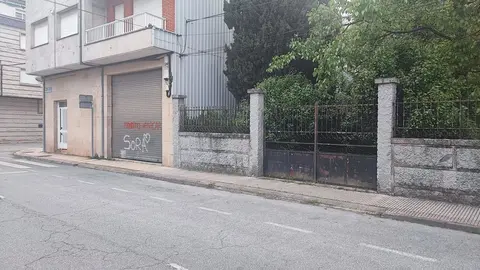 El veh&iacute;culo estaba estacionado en la acera de la imagen.