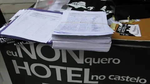 sinaturas Non ao hotel no castelo, Ourense, setembro 2014, foto Nieves Amado en facebook plataforma de defensa do castelo de monterrei