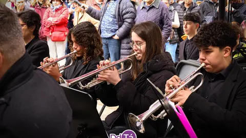 Los m&uacute;sicos acabaron tocando bajo las sombrillas de los hosteleros de la Plaza. | FOTO: Anabel G. Sim&oacute;n.