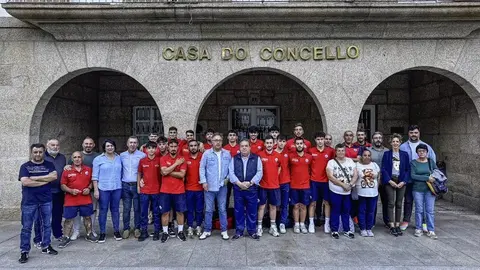 Jugadores, directiva, cuerpo t&eacute;cnico y buena parte del grupo de Gobierno, a las puertas del Concello.