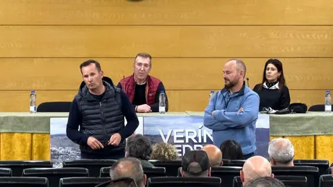 Jonat&aacute;s Gago, presidente de la DO, y Luis Congil, dirigi&eacute;ndose a los presentes en la asamblea constitutiva de la nueva asociaci&oacute;n de hosteleros. | FOTO: Carlos Montero.