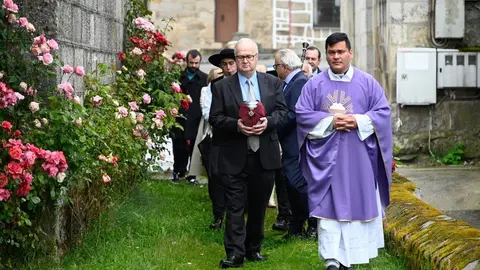 Las cenizas de Rodolfo N&uacute;&ntilde;ez de las Cuevas, entrando en la iglesia parroquial de Vilardev&oacute;s. | FOTO: Noelia Caseiro.