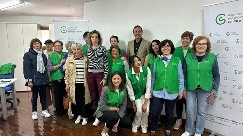 Voluntarios de la AECC Ourense, con su presidente y la representaci&oacute;n municipal. | FOTO: Carlos Montero.