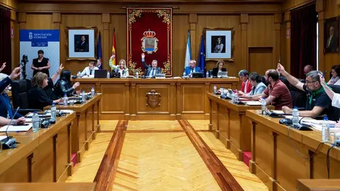 Pleno ordinario da Deputaci&oacute;n Ourense. Asisiten Lu&iacute;s Menor P&eacute;rez (Presidente Deputaci&oacute;n); Marta N&oacute;voa Iglesias (VicePresidenta 1&ordf;); Cesar Fern&aacute;ndez Gil (VicePresidente 2&ordm;); Rosendo Fern&aacute;ndez; Jorge Pumar Tesouro (Deputado PPOU); Jos&eacute; Miguel P&eacute;rez Blecua (Deputado PPOU); Manuel Seoane Rodr&iacute;guez (Deputado PPOU); Patricia Torres Madureira (Deputado PPOU); Mar&iacute;a del Carmen Gonz&aacute;lez Quintela  (Deputada PPOU); Jos&eacute; Mar&iacute;a Lago Cabo (Deputado PPOU); Mar&iacute;a Teresa Barge Bello (Deputada PPOU); Emilio
