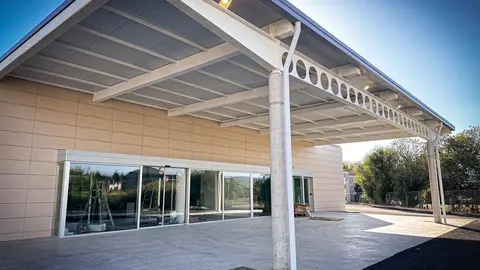 De las Urgencias del hospital de Ver&iacute;n desaparece, por fin, la inexplicable rampa de acceso a las todav&iacute;a actuales. | FOTO: Anabel G. Sim&oacute;n.