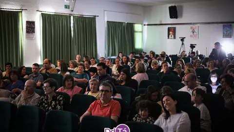 El sal&oacute;n de actos del IES Xes&uacute;s Taboada Chivite estaba pr&aacute;cticamente lleno. | FOTO: Anabel G. Sim&oacute;n.