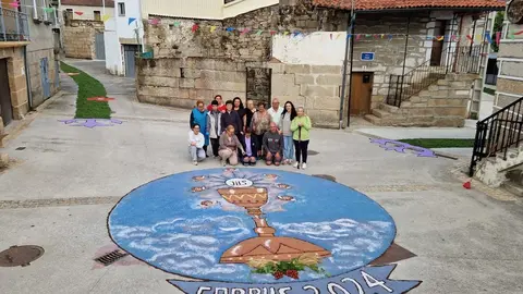 Parte del grupo que particip&oacute; decorando las calles. | FOTO: Cedida.