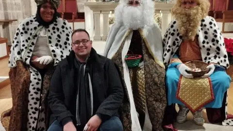 Jos&eacute; Antonio Rodr&iacute;guez Cabido, entre los Reyes Magos de Oriente.