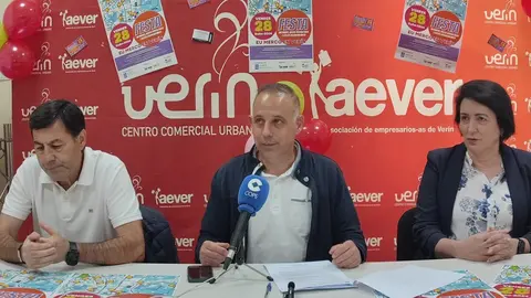 Santos &Aacute;lvarez, presidente de Aever; Jos&eacute; &Aacute;ngel Rodicio, su gerente, y la edila de Comercio, Mar&iacute;a Isabel Gonz&aacute;lez. | FOTO: Xos&eacute; Lois Colmenero.