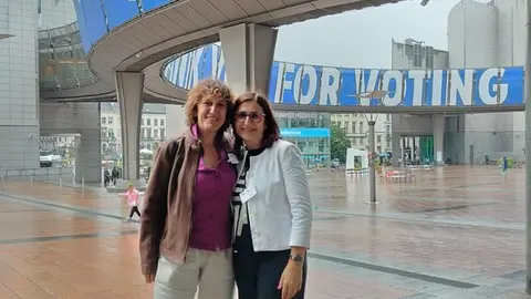 Eva Mar&iacute;a Barrio L&oacute;pez y Ana Mar&iacute;a Villarino Pardo, a su llegada a Bruselas.