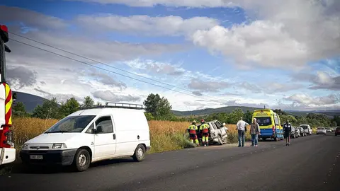 20240620 Accidente OU113, Vilamaior, coche contra arc&eacute;n (4)