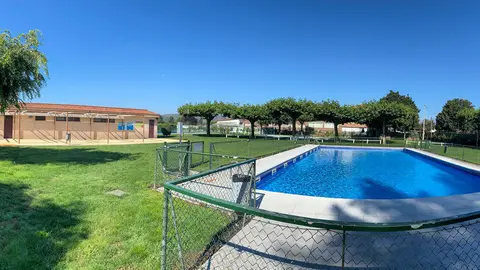 Bar y una innovadora "bibliopiscina" para fomentar la lectura entre los usuarios son otros de los servicios que ofrece la piscina municipal.