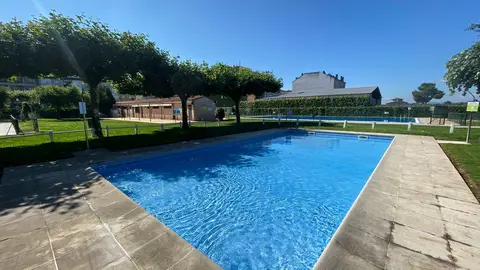 Bar y una innovadora "bibliopiscina" para fomentar la lectura entre los usuarios son otros de los servicios que ofrece la piscina municipal.