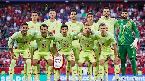 La selecci&oacute;n espa&ntilde;ola de f&uacute;tbol en la que debut&oacute; Dani Vivian, antes del partido en D&uuml;sseldorf. | FOTO: RFEF.