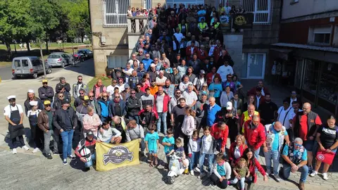 No puede faltar la tradicional imagen con todos los participantes en la escalinata de la vieja plaza de abastos de Ver&iacute;n. | FOTO: Anabel G. Sim&oacute;n.