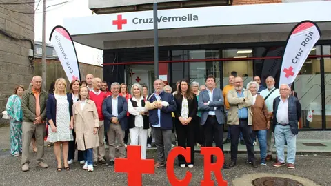 Los asistentes a la inauguraci&oacute;n, frente a las nuevas instalaciones de la Cruz Roja en A Gudi&ntilde;a.