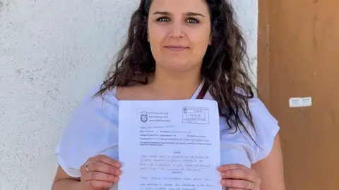 Lara Gonz&aacute;lez, con el escrito de reclamaci&oacute;n registrado en el Concello.