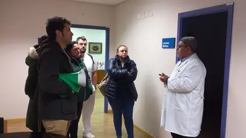 Miguel &Aacute;ngel Abad, el d&iacute;a de su reincorporaci&oacute;n tras sus vacaciones el 2 de diciembre, en una reuni&oacute;n con los miembros del encierro. | FOTO: Xos&eacute; Lois Colmenero.