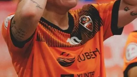 La campeon&iacute;sima lazana, Ant&iacute;a P&eacute;rez, pidi&oacute; a Ram&oacute;n Barreal poder celebrar un campus de f&uacute;tbol sala en Laza.