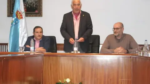 2017_Viana_Acto cesi&oacute;n libros biblioteca Nemesio Barxa