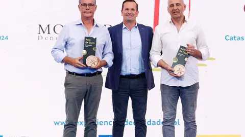 El presidente de la D.O. Monterrei, Jonat&aacute;s Gago, con los representantes de las dos bodegas galardonadas.