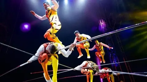 Integrantes de l Escuela Internacional de Circo durante una actuaci&oacute;n
