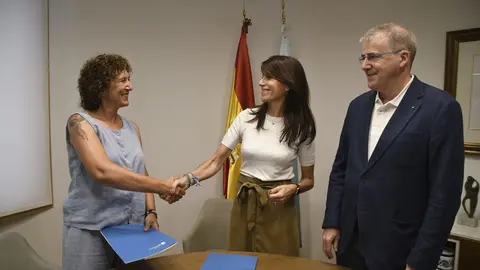 Alcaldesa de Ri&oacute;s, Eva Barrio, conselleira de Vivienda e Planificaci&oacute;n de Infraestructuras, Mar&iacute;a Mart&iacute;nez Allegue y delegado territorial de la Xunta, Manuel Pardo durante la firma del convenio.