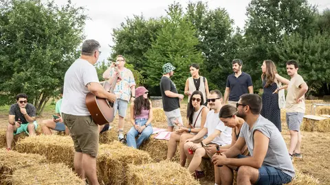 Uno de los momentos musicales con el p&uacute;blico asistente al "Ser&aacute;n da Pousa". | FOTO: Noelia Caseiro.