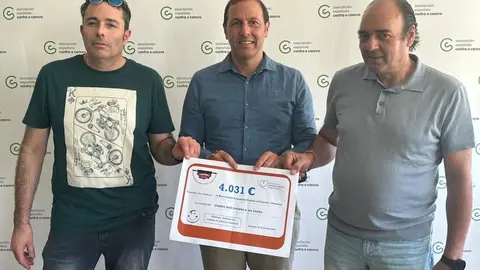 El presidente y tesorero de los pasteleros orensanos, Camilo
&Aacute;lvarez y Arturo Prado, entregan a su hom&oacute;logo en la Asociaci&oacute;n Espa&ntilde;ola Contra el C&aacute;ncer en Ourense, Germ&aacute;n Rodr&iacute;guez-Sa&aacute; el cheque de lo recaudado.