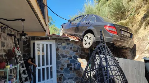 El Mercedes Benz clase C acab&oacute; encima del ba&ntilde;o del dormitorio de la habitaci&oacute;n principal. | FOTO: Xos&eacute; Lois Colmenero.